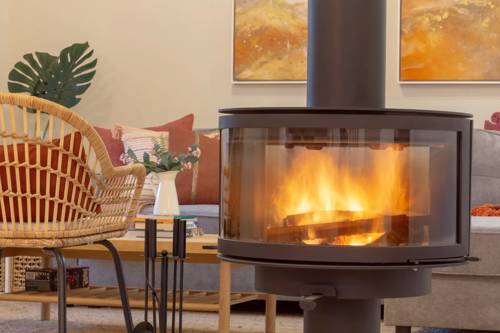 Chimenea rustica encendida en el ambiente acogedor de la sala