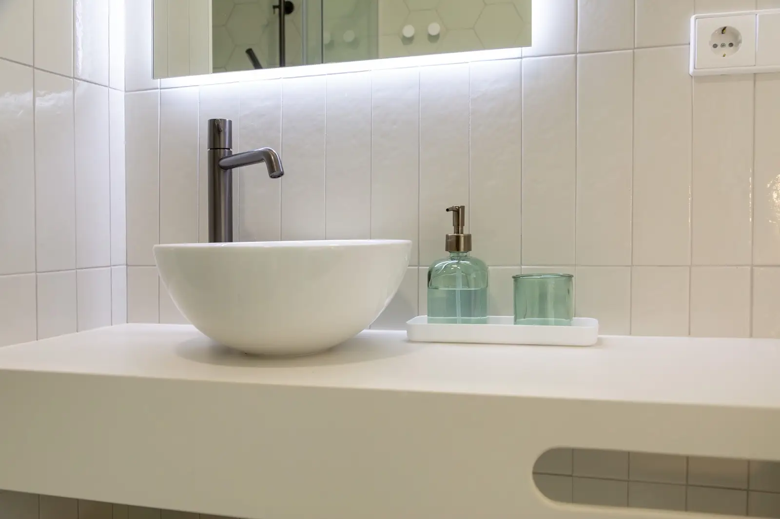 Acercamiento de lavamanos moderno y jabón de manos