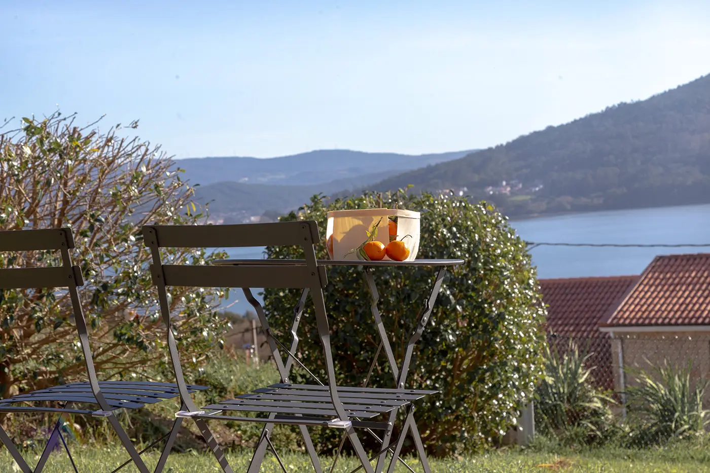 Vista de un paisaje natural con montañas cielo despejado y vegetación conexión de Siavo con la naturaleza