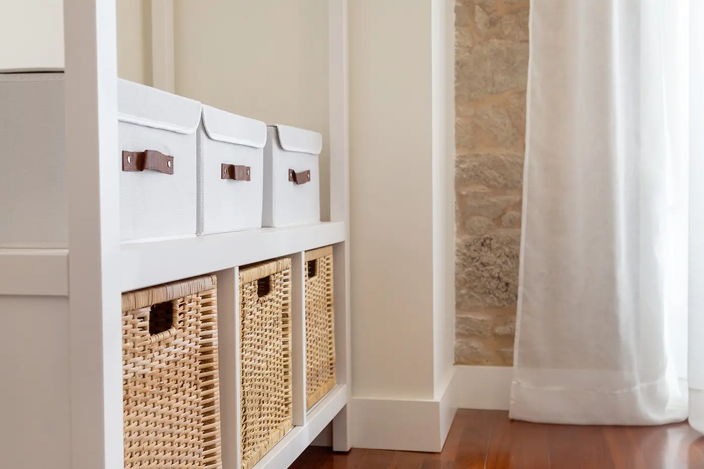 Area de almacenamiento de equipaje con compartimentos organizados y de diferentes tamaños